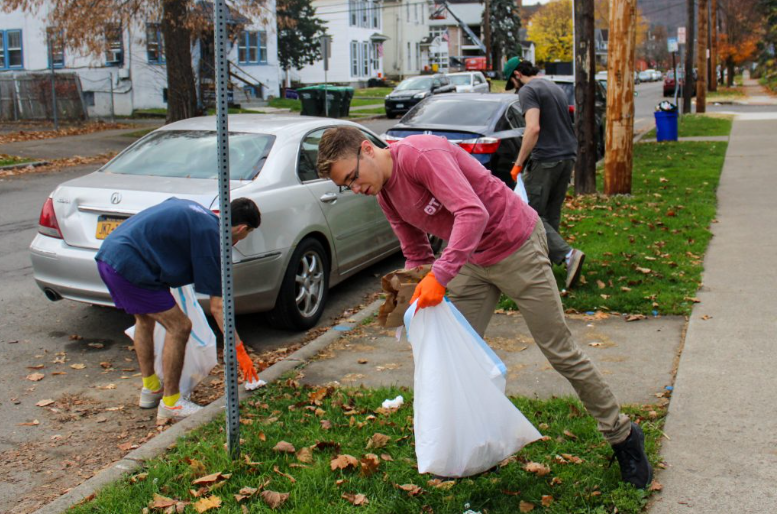 Read more about the article Binghamton University’s Entrepreneur Connect Club Holds West Side Community Clean Up Day
